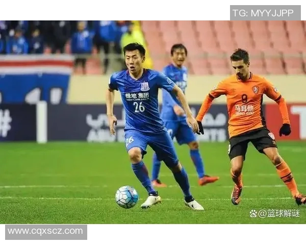 上海绿地申花与广州恒大淘宝激战正酣比分悬念不断引发球迷热议